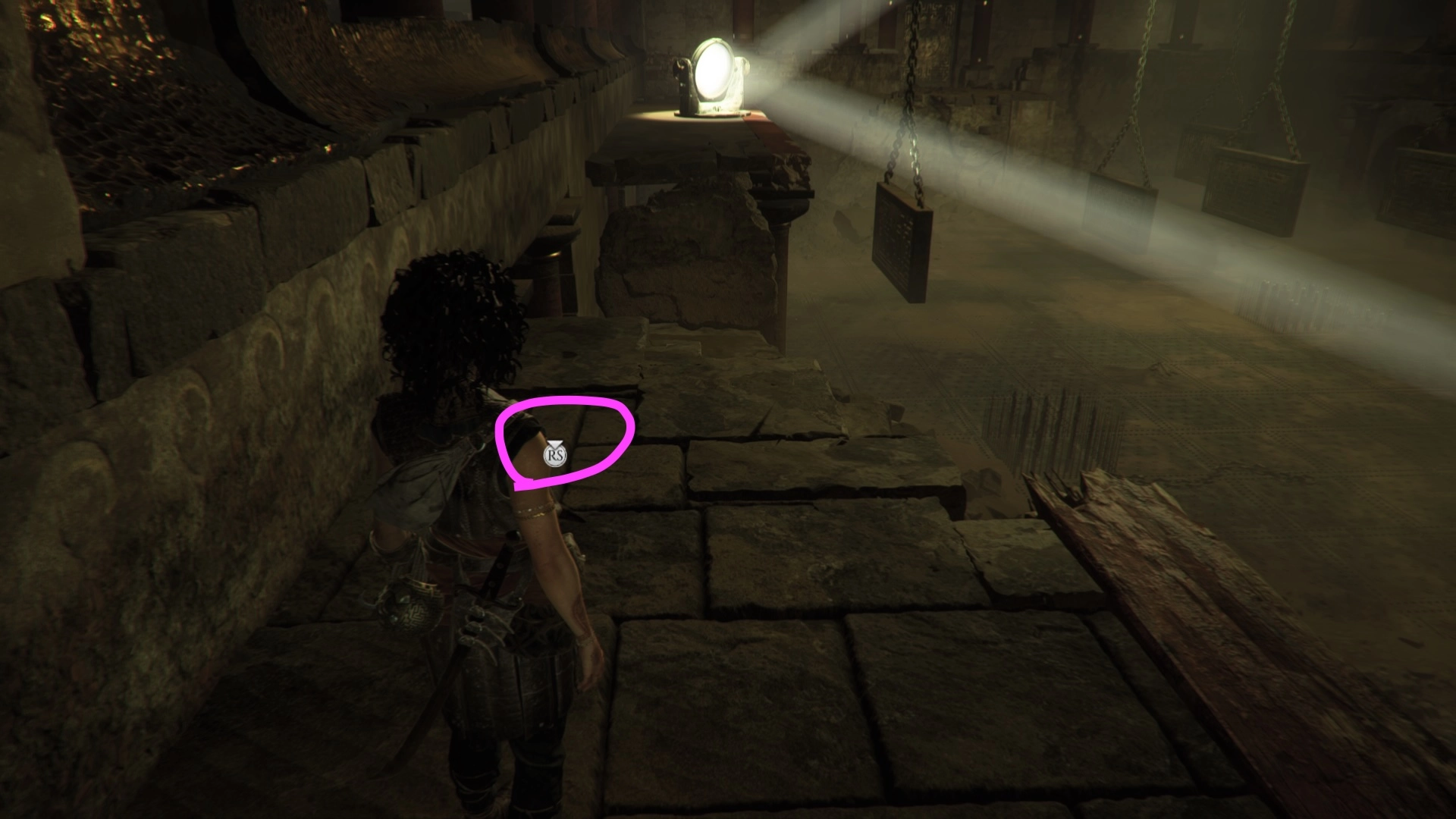 在有透鏡與針刺陷阱的房間處，位於進入之後左邊的角落處可找到往昔遺物：角形祭酒器
